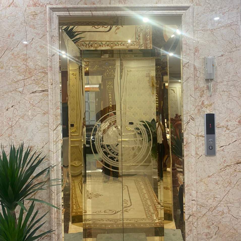 Nội thất cabin thang máy ốp inox vàng gương