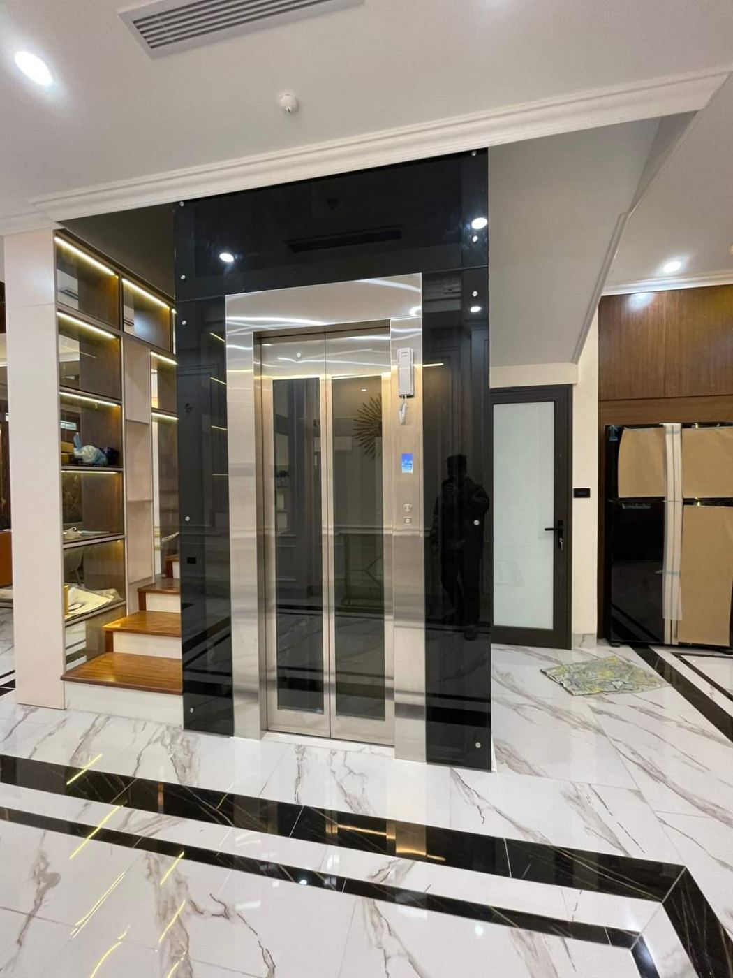 Thang máy gia đình lắp đặt tại sảnh lát đá