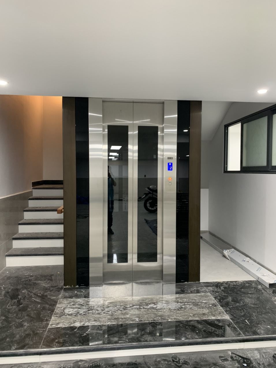 Thang máy tải hàng cửa inox cho nhà xưởng